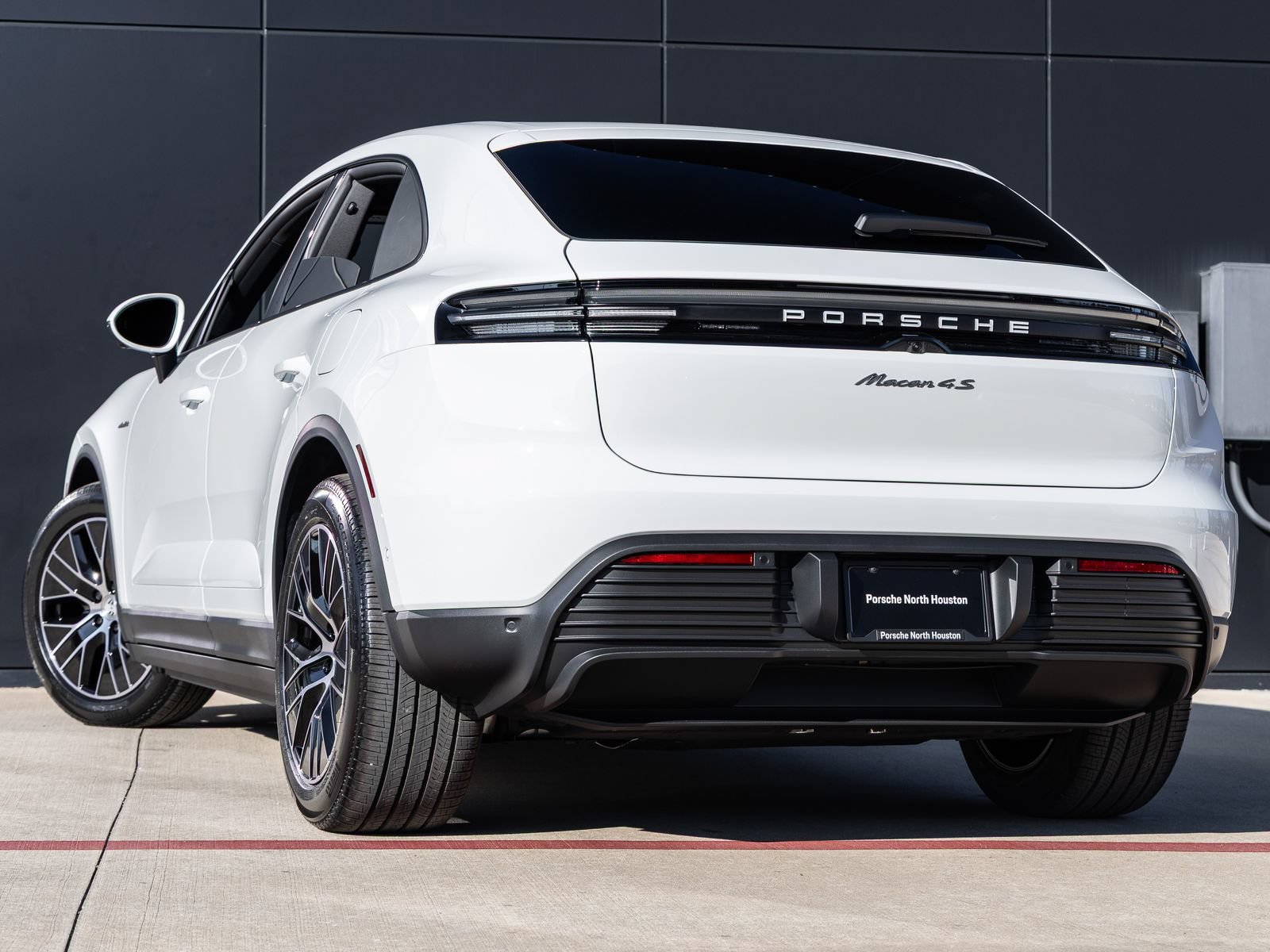 Certified 2025 Porsche Macan 4S Electric AWD/4WD image 3