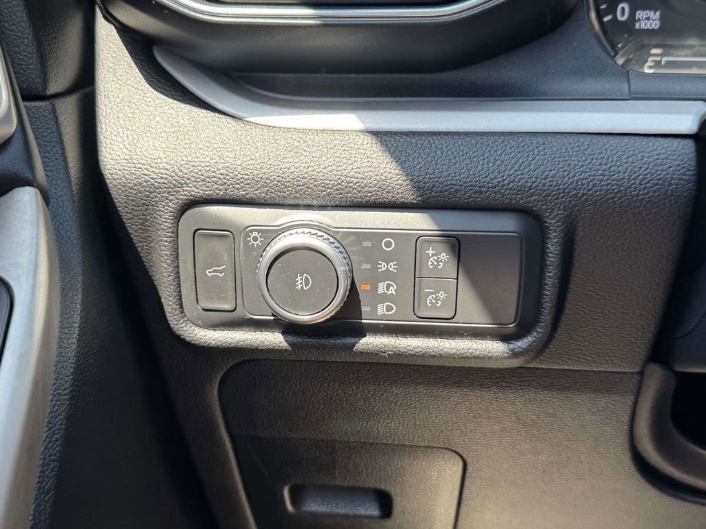 Used 2022 Ford Explorer XLT w/ Equipment Group 202A AWD/4WD image 22