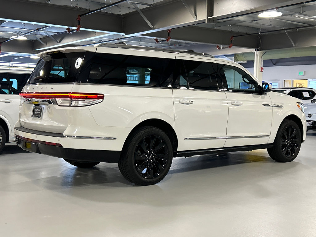 Used 2023 Lincoln Navigator L Reserve AWD/4WD image 2