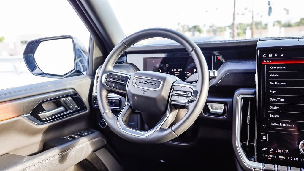 Used 2025 GMC Yukon XL Denali AWD/4WD image 18