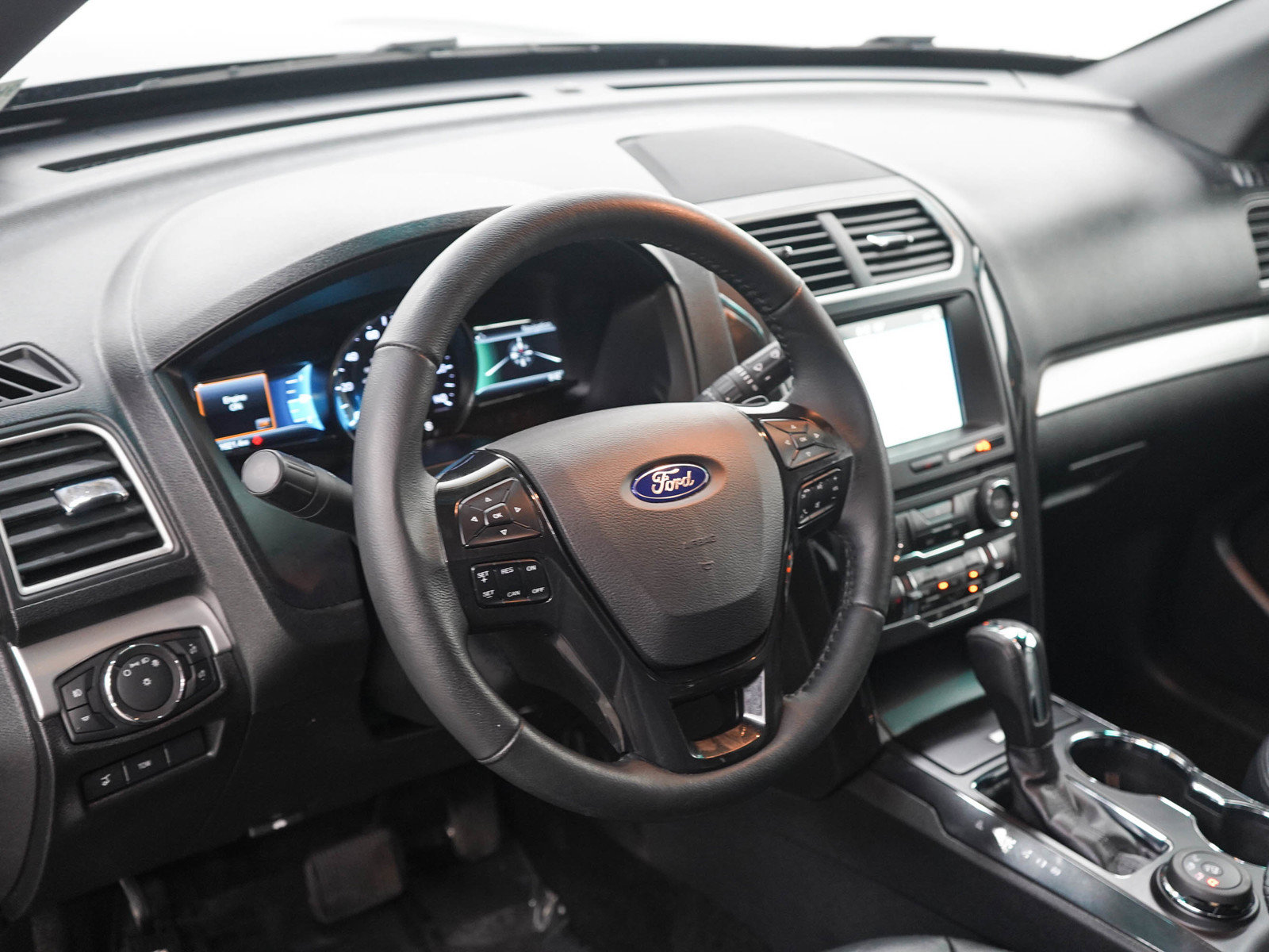 Used 2017 Ford Explorer XLT w/ Equipment Group 202A AWD/4WD image 22