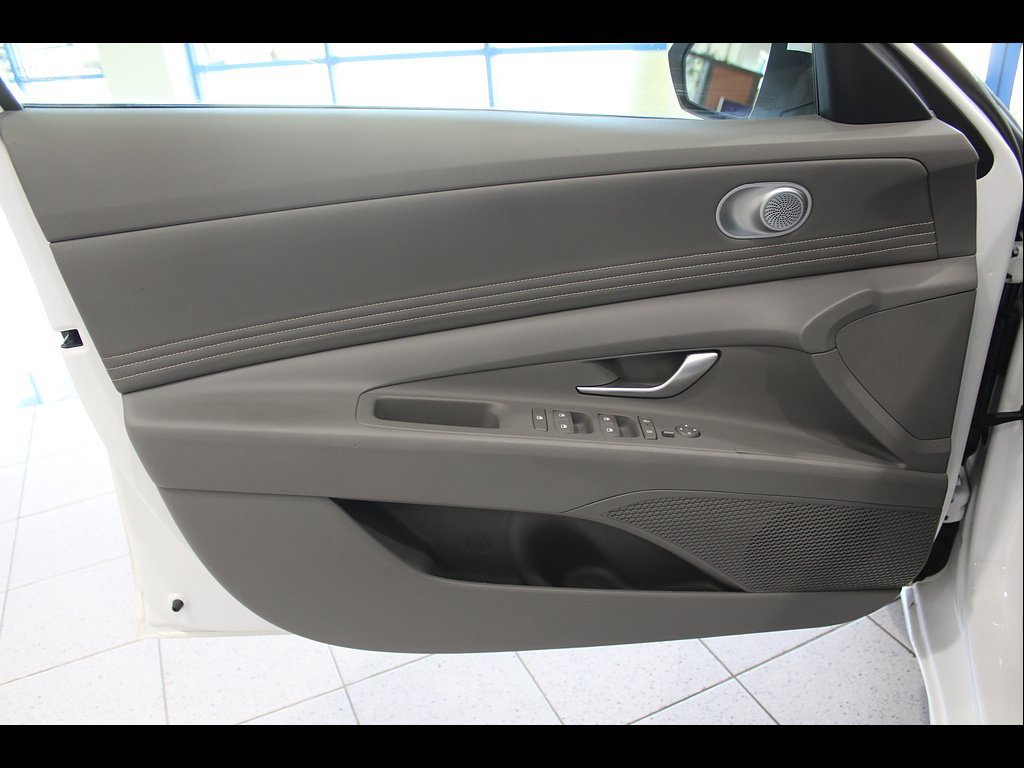 Used 2025 Hyundai Elantra SEL FWD image 15