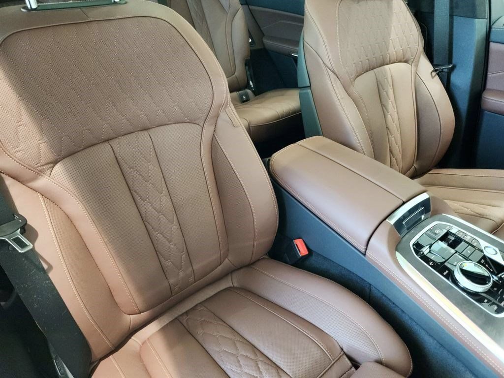 Used 2025 BMW X7 M60i AWD/4WD image 29