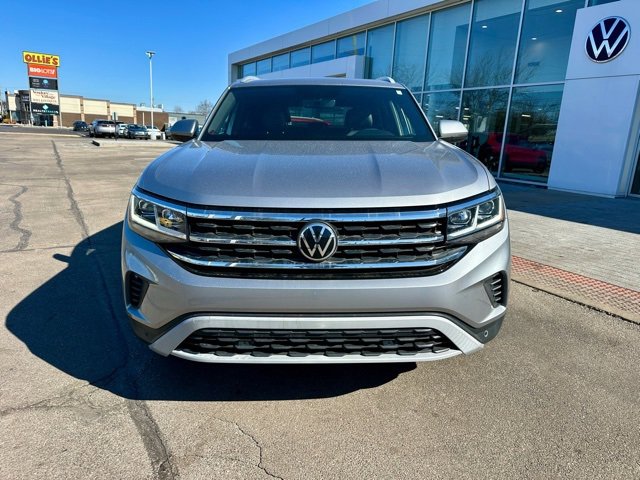 Certified 2022 Volkswagen Atlas Cross Sport SE w/ Panoramic Sunroof Package image 2