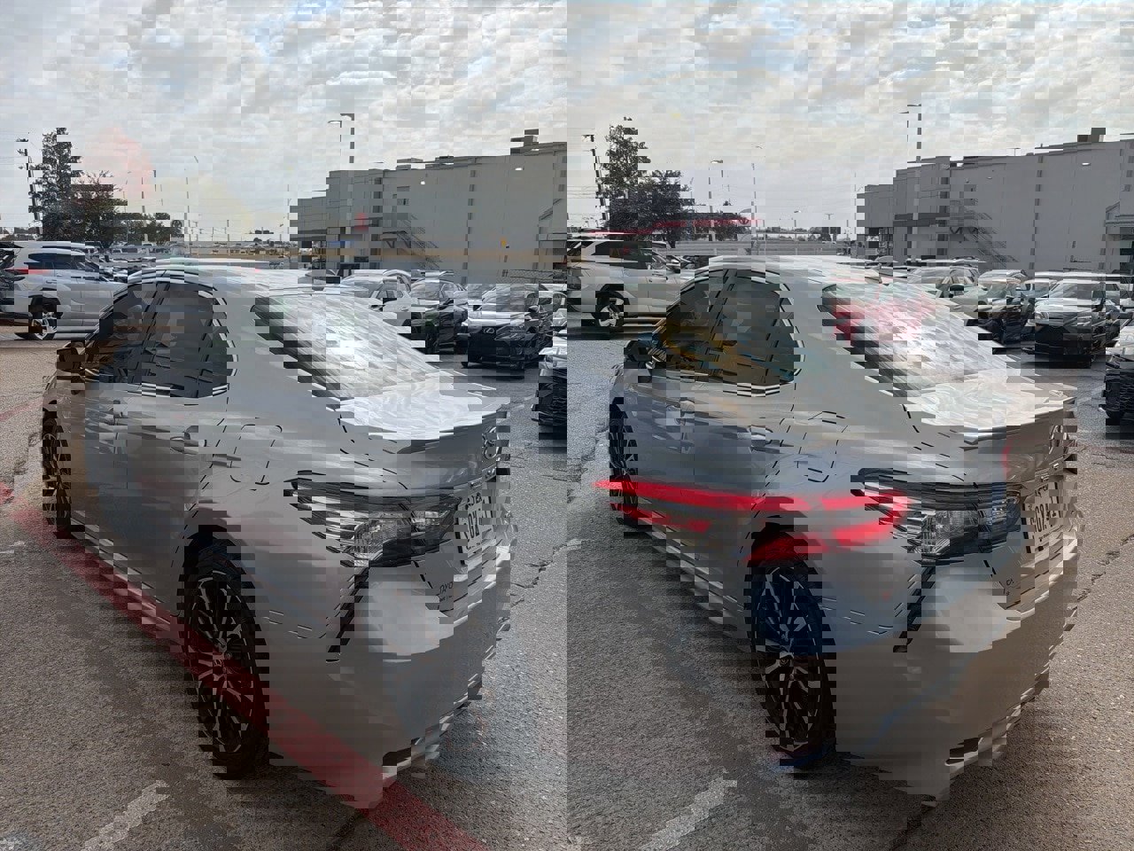 Used 2020 Toyota Camry image 4