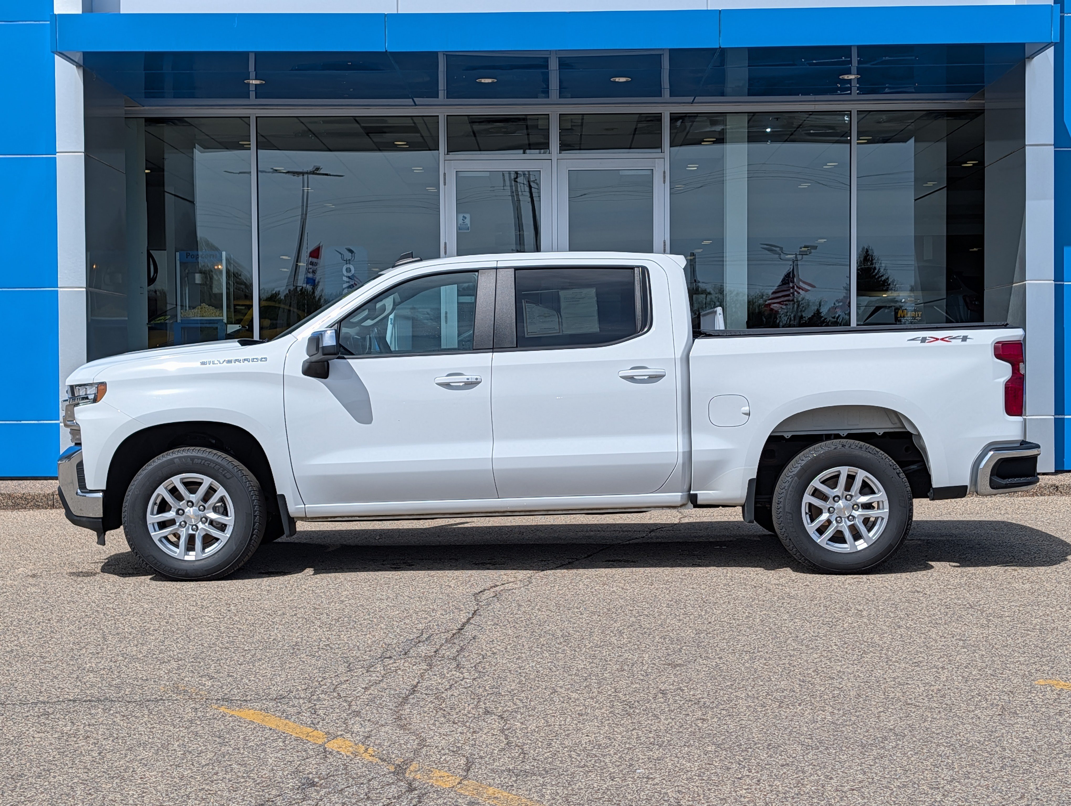 Used 2022 Chevrolet Silverado 1500 LT AWD/4WD image 5
