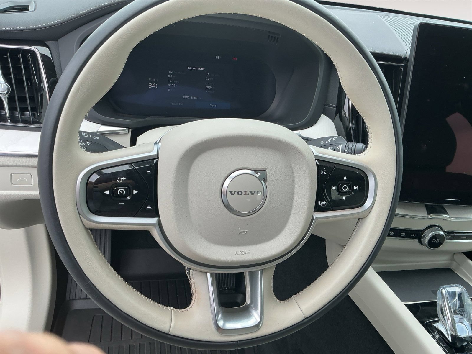 New 2026 Volvo XC60 B5 Ultra w/ Protection Package Premier AWD/4WD image 12