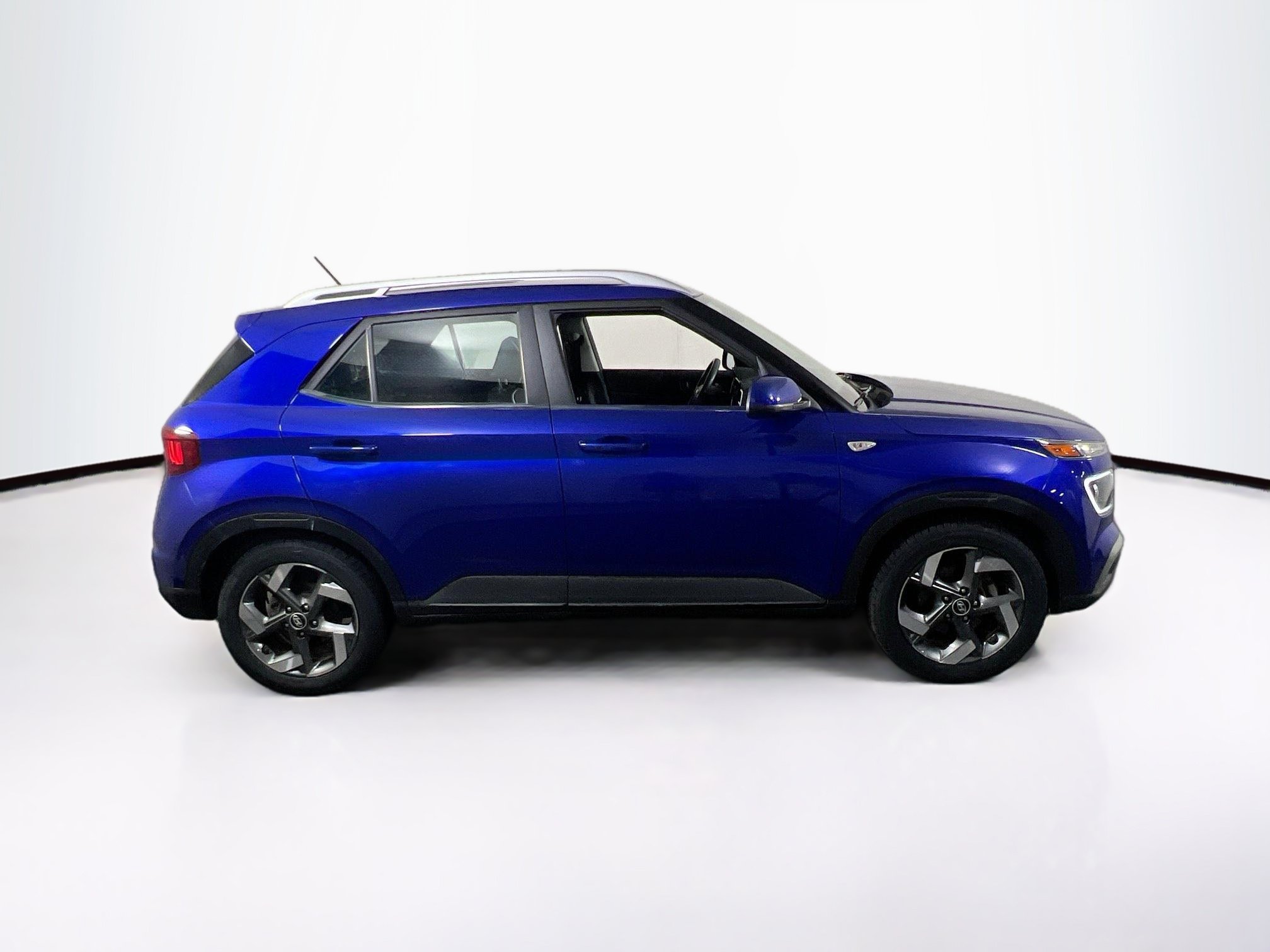 Used 2023 Hyundai Venue Limited w/ Cargo Package FWD image 4