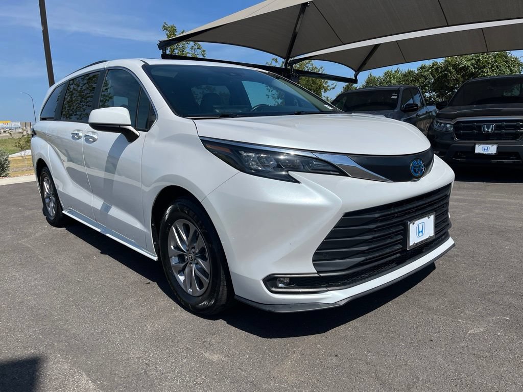 Used 2025 Toyota Sienna XLE FWD image 3