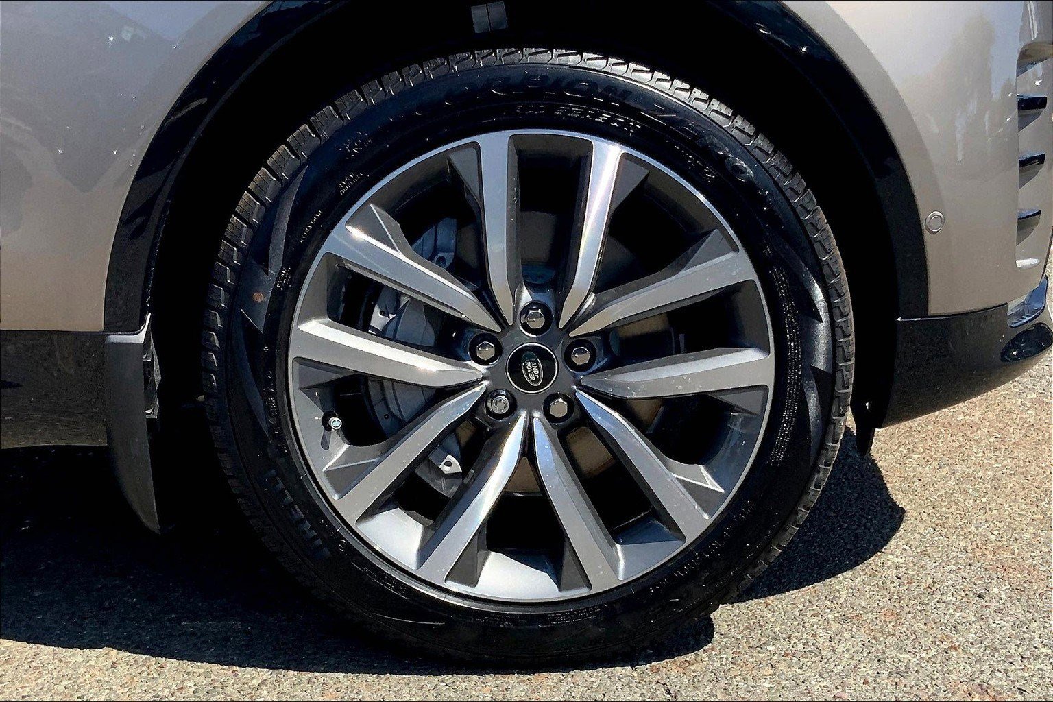 New 2025 Land Rover Discovery Dynamic SE image 13