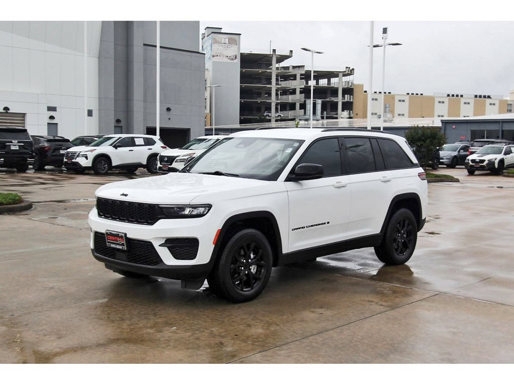 Used 2025 Jeep Grand Cherokee Altitude AWD/4WD image 2
