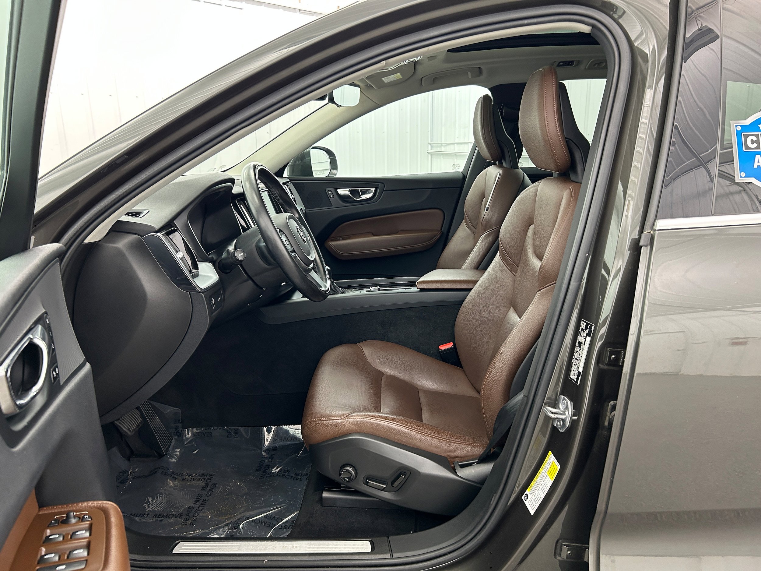 Used 2018 Volvo XC60 T6 Momentum w/ Advanced Package AWD/4WD image 4