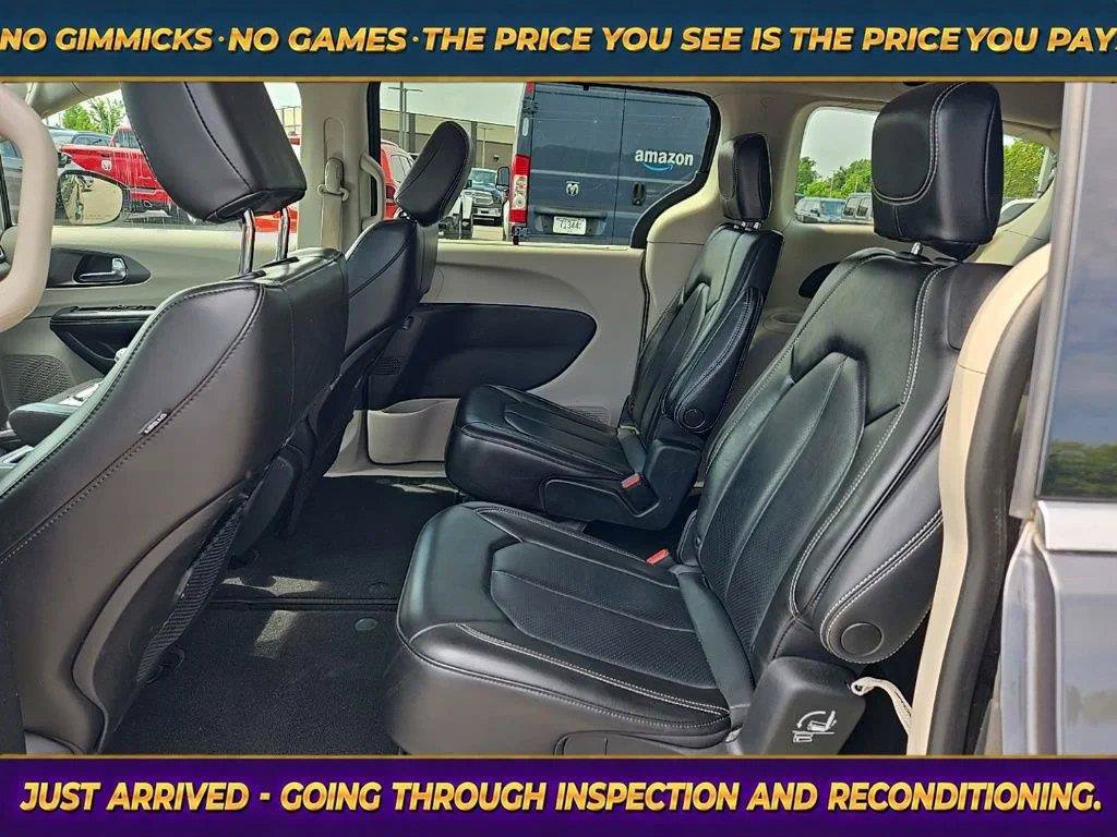 Used 2023 Chrysler Pacifica Touring-L FWD image 15
