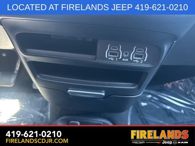 Used 2025 Chrysler Pacifica Select image 23