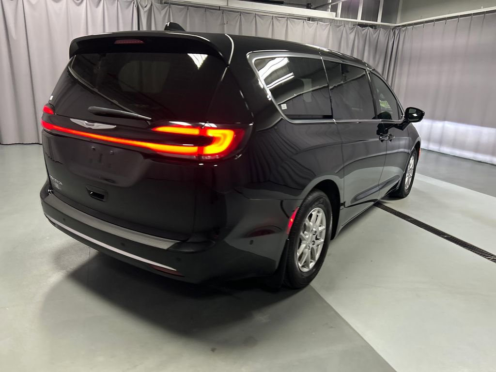 Used 2025 Chrysler Pacifica Select w/ Uconnect Theater Family Group image 7