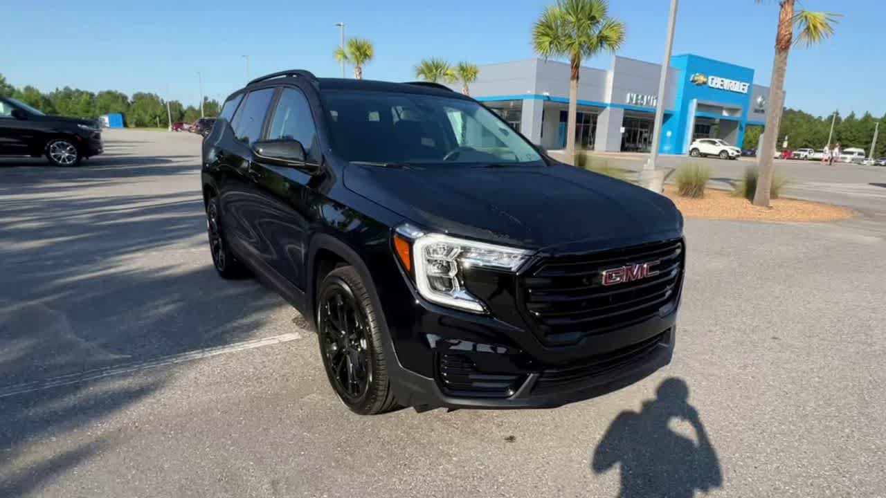 Used 2022 GMC Terrain SLE w/ Driver Convenience Package FWD image 3