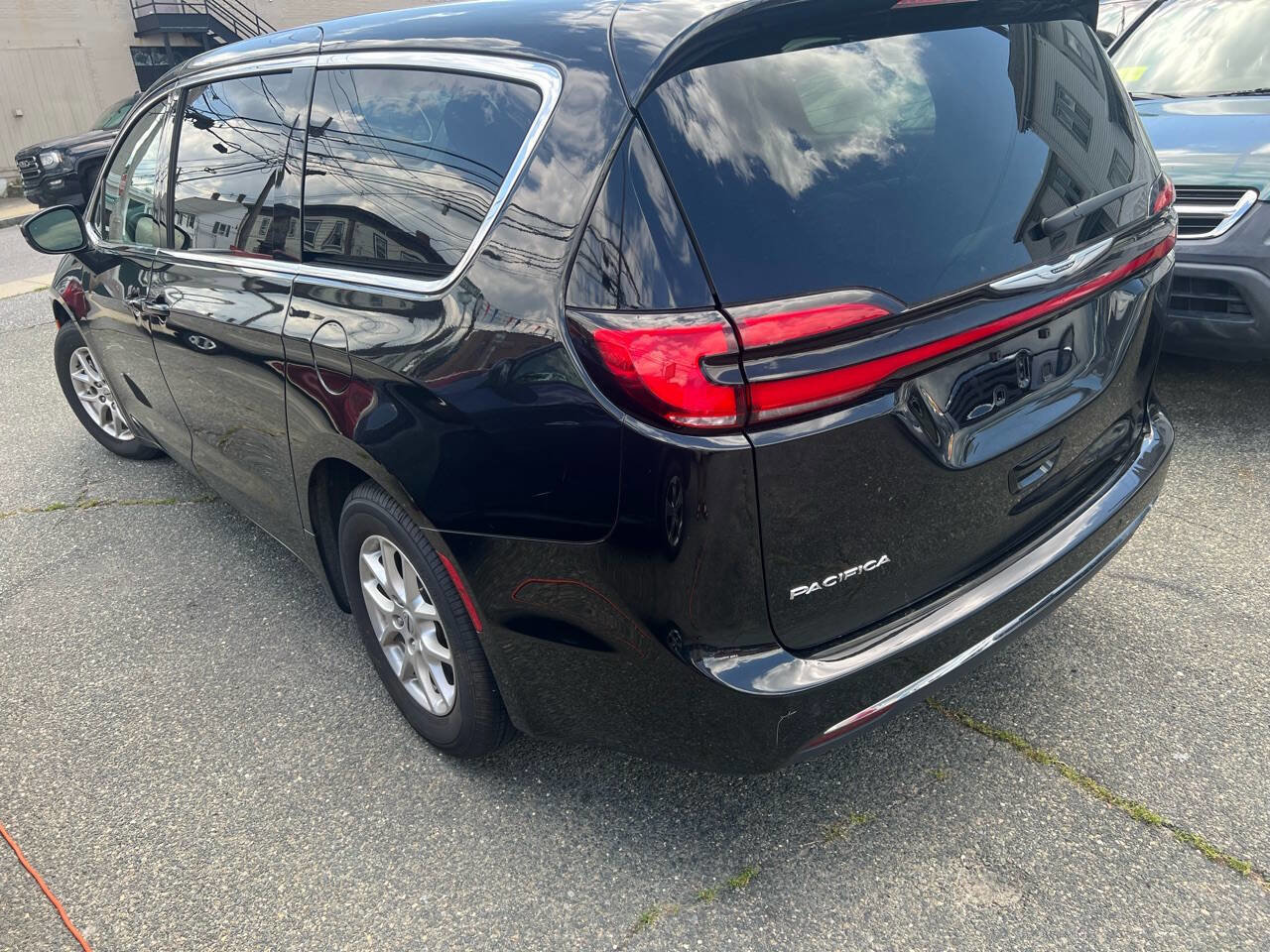 Used 2023 Chrysler Pacifica Touring-L image 7