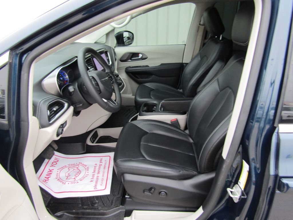 Used 2023 Chrysler Pacifica Touring-L image 25
