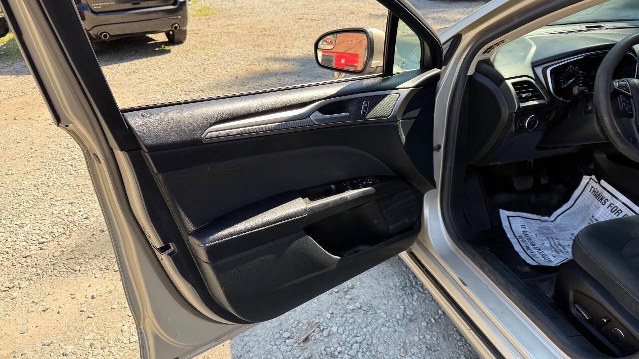 Used 2017 Ford Fusion SE w/ Fusion SE Technology Package image 9