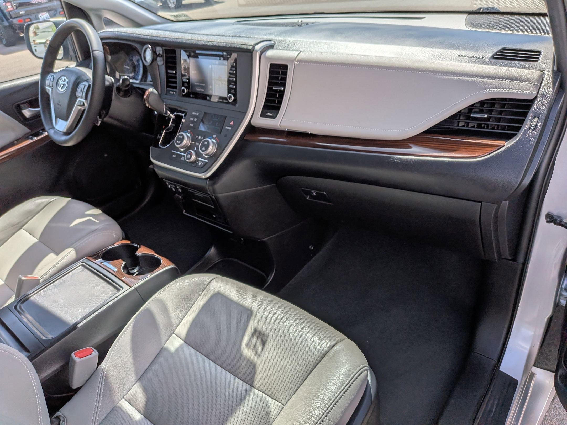 Used 2020 Toyota Sienna Limited Premium image 40