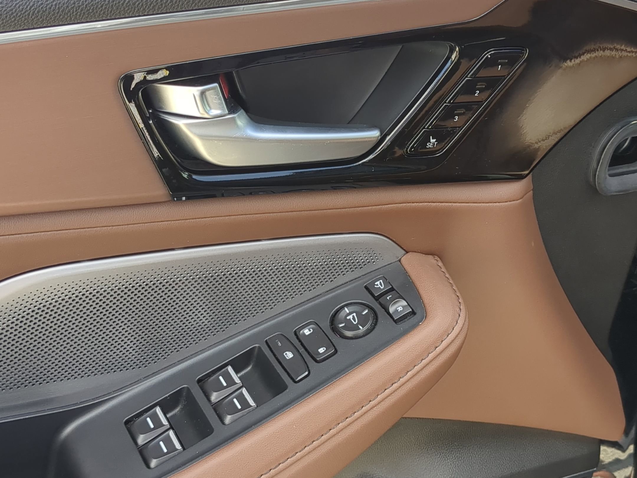 Used 2025 Acura MDX SH-AWD w/ Technology Package image 15