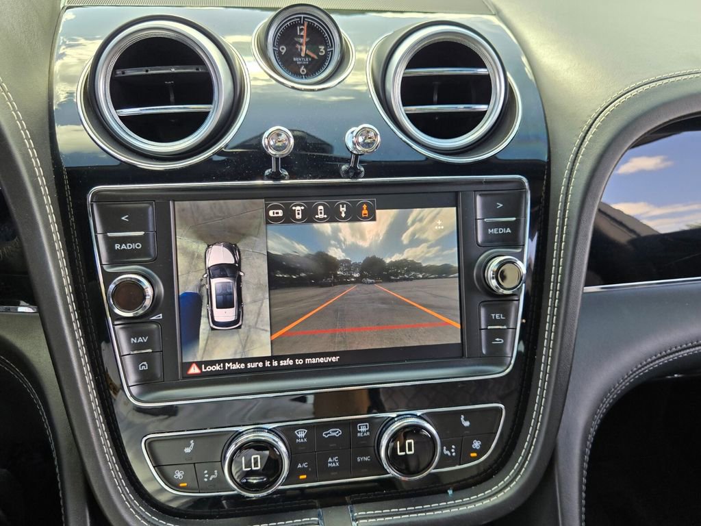 Used 2018 Bentley Bentayga image 24