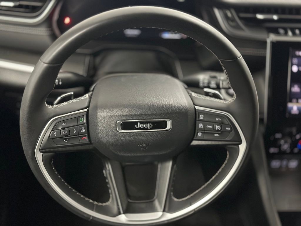 Used 2023 Jeep Grand Cherokee Altitude image 4