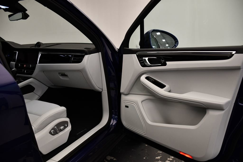 Certified 2025 Porsche Macan image 49