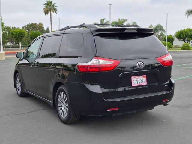 Used 2018 Toyota Sienna XLE w/ XLE Navigation Package FWD image 8