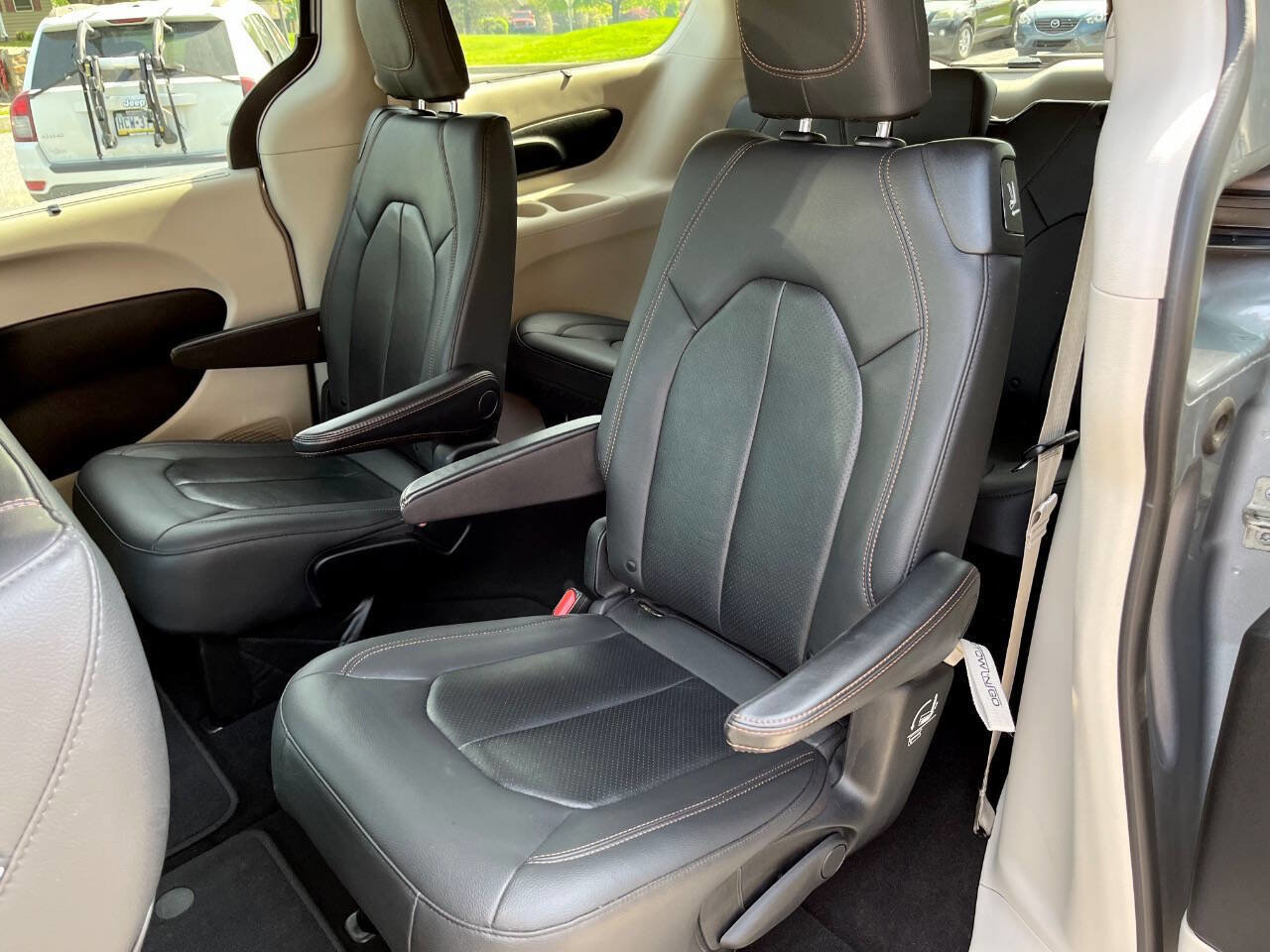 Used 2020 Chrysler Pacifica Touring-L image 12