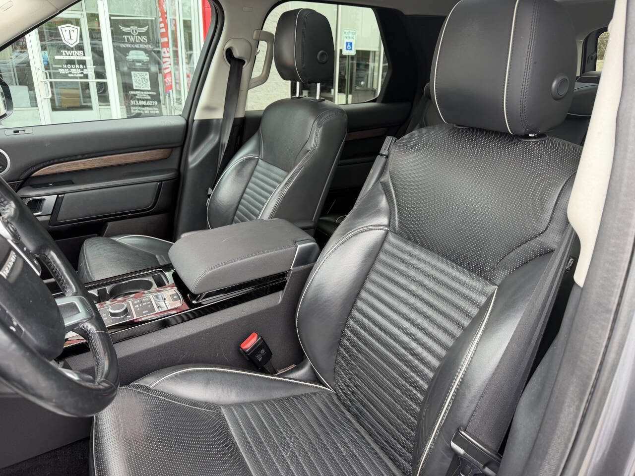 Used 2017 Land Rover Discovery HSE AWD/4WD image 11