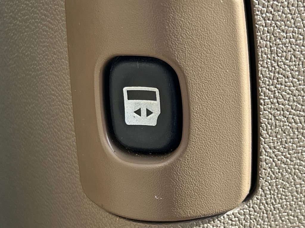 Used 2013 Chrysler Town & Country Limited image 36