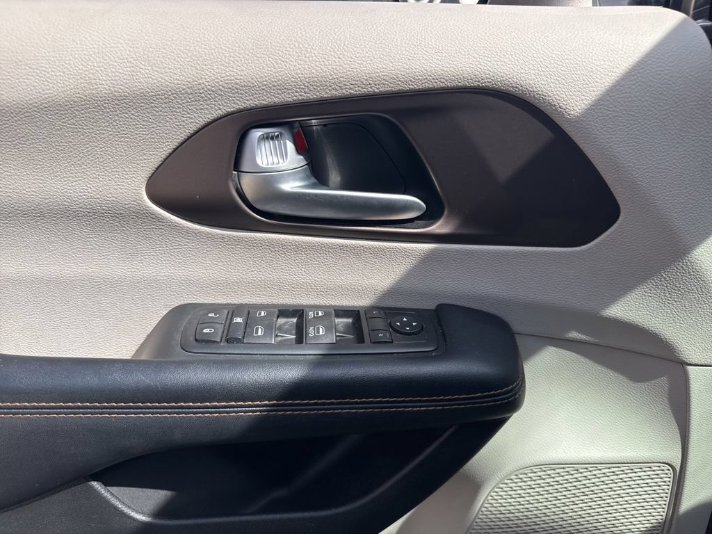 Used 2017 Chrysler Pacifica Touring-L FWD image 27