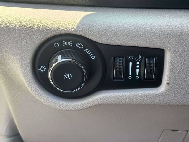 Used 2024 Chrysler Pacifica Touring-L FWD image 10
