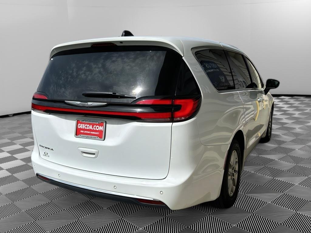 Used 2025 Chrysler Pacifica Select FWD image 4