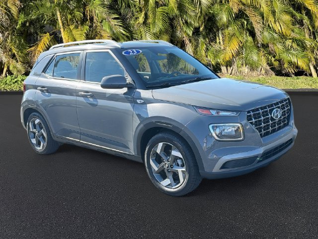 Used 2023 Hyundai Venue SEL FWD image 2