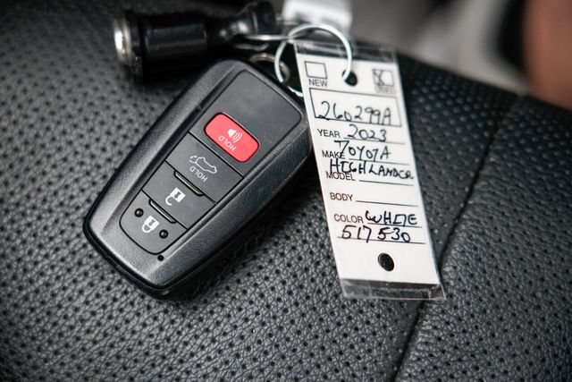 Used 2023 Toyota Highlander Platinum AWD/4WD image 27