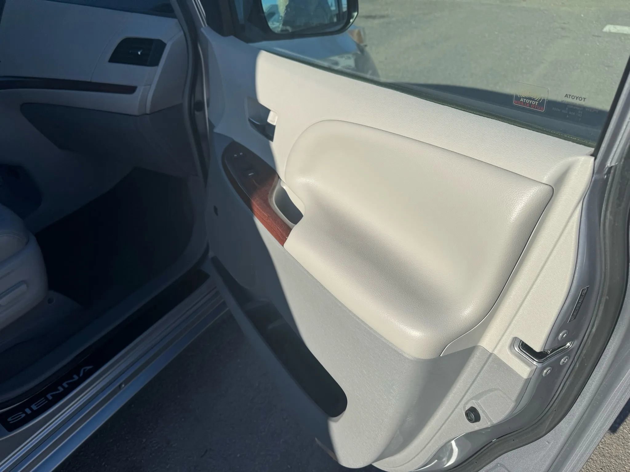 Used 2012 Toyota Sienna Limited image 73