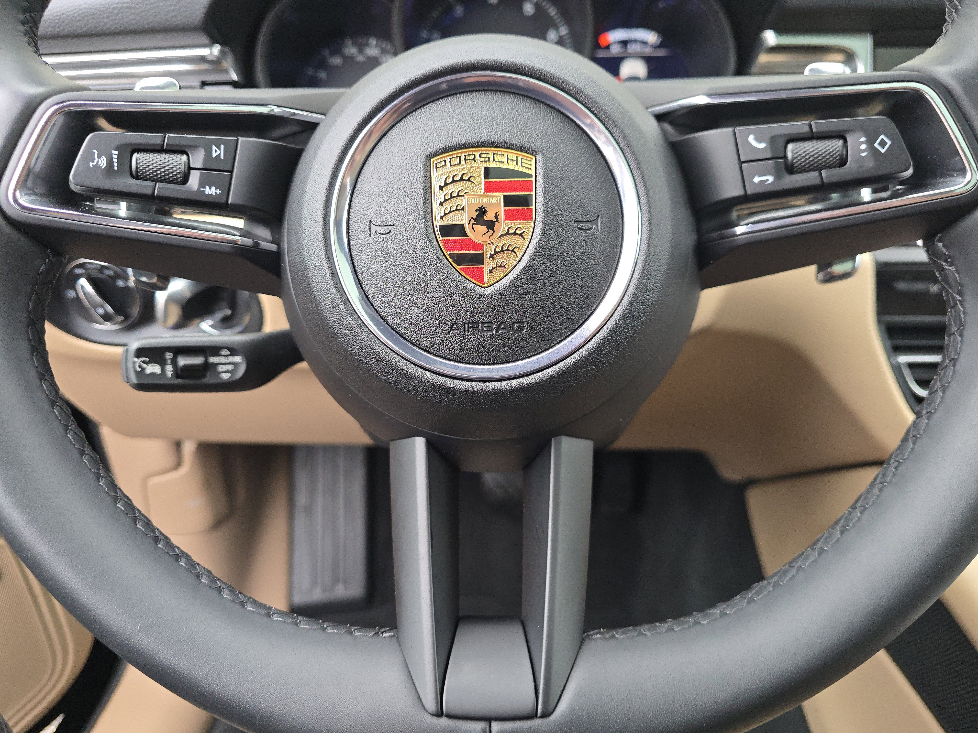 Certified 2025 Porsche Macan image 18