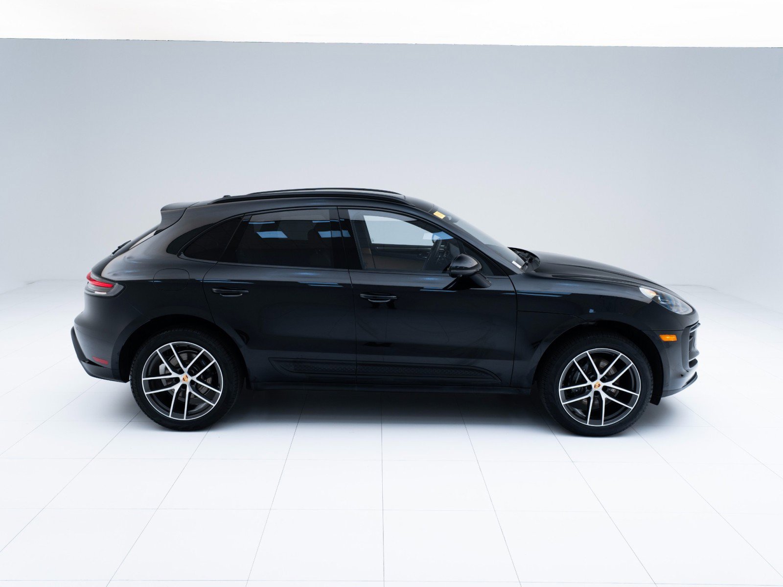Certified 2025 Porsche Macan image 8