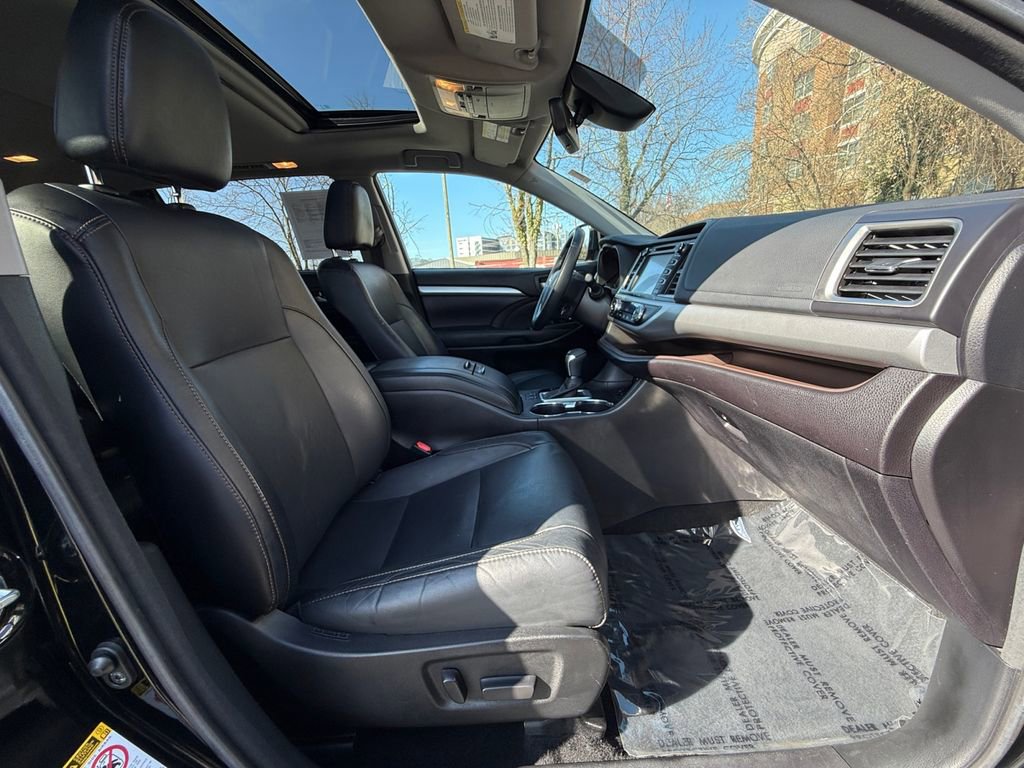 Used 2017 Toyota Highlander XLE w/ Carpet Mat Package image 28