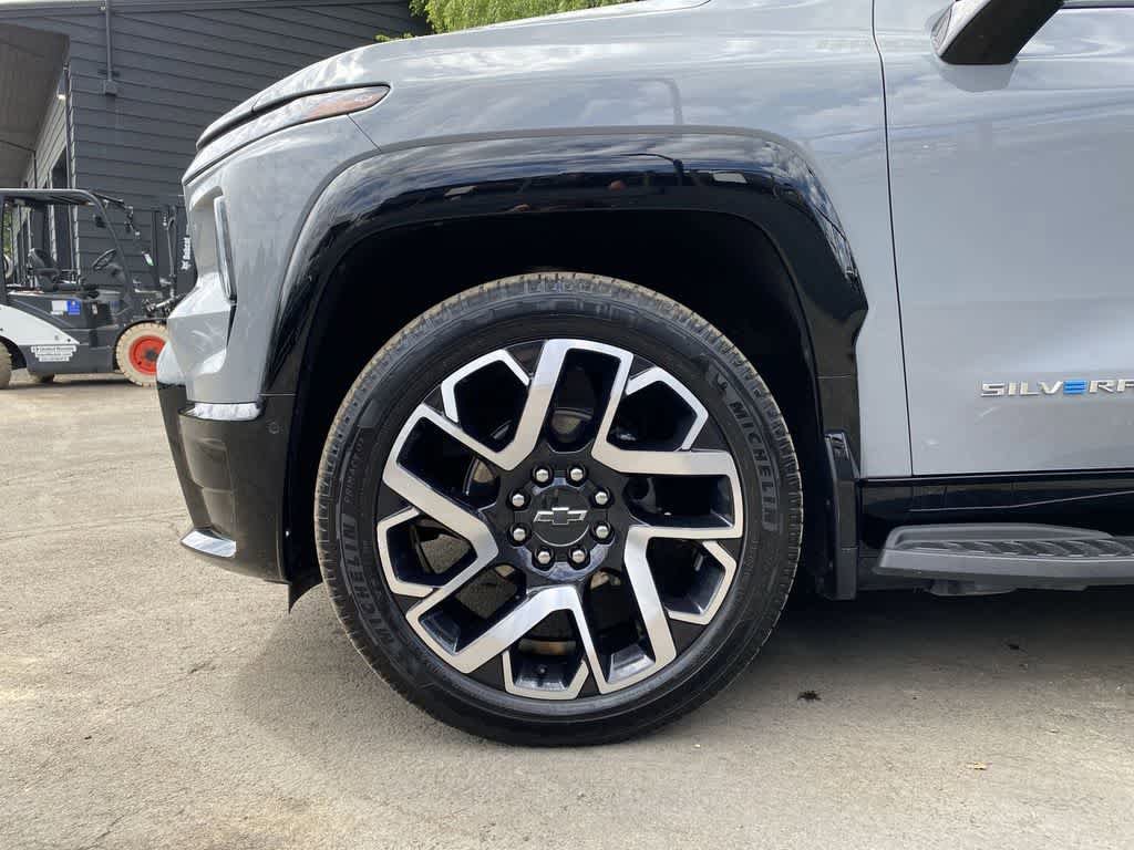 Used 2025 Chevrolet Silverado EV RST AWD/4WD image 11