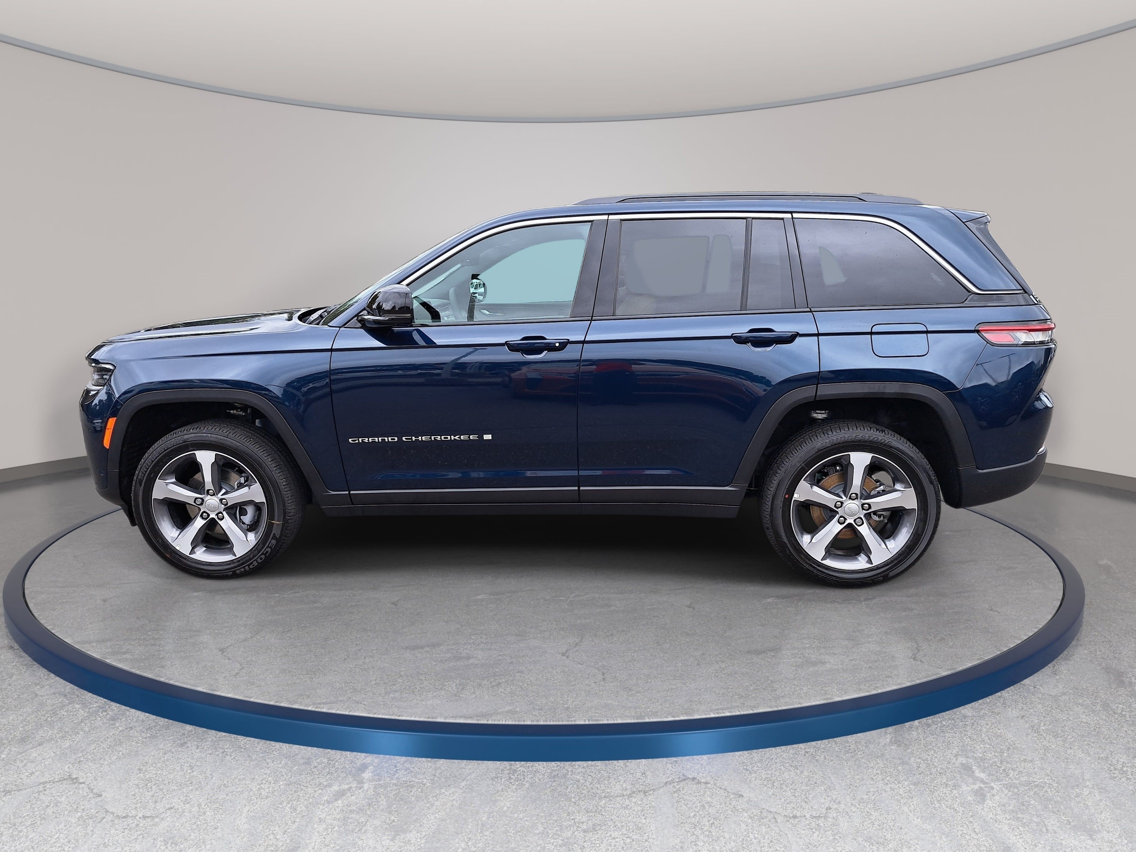 New 2026 Jeep Grand Cherokee Limited w/ Luxury Tech Group II AWD/4WD image 8