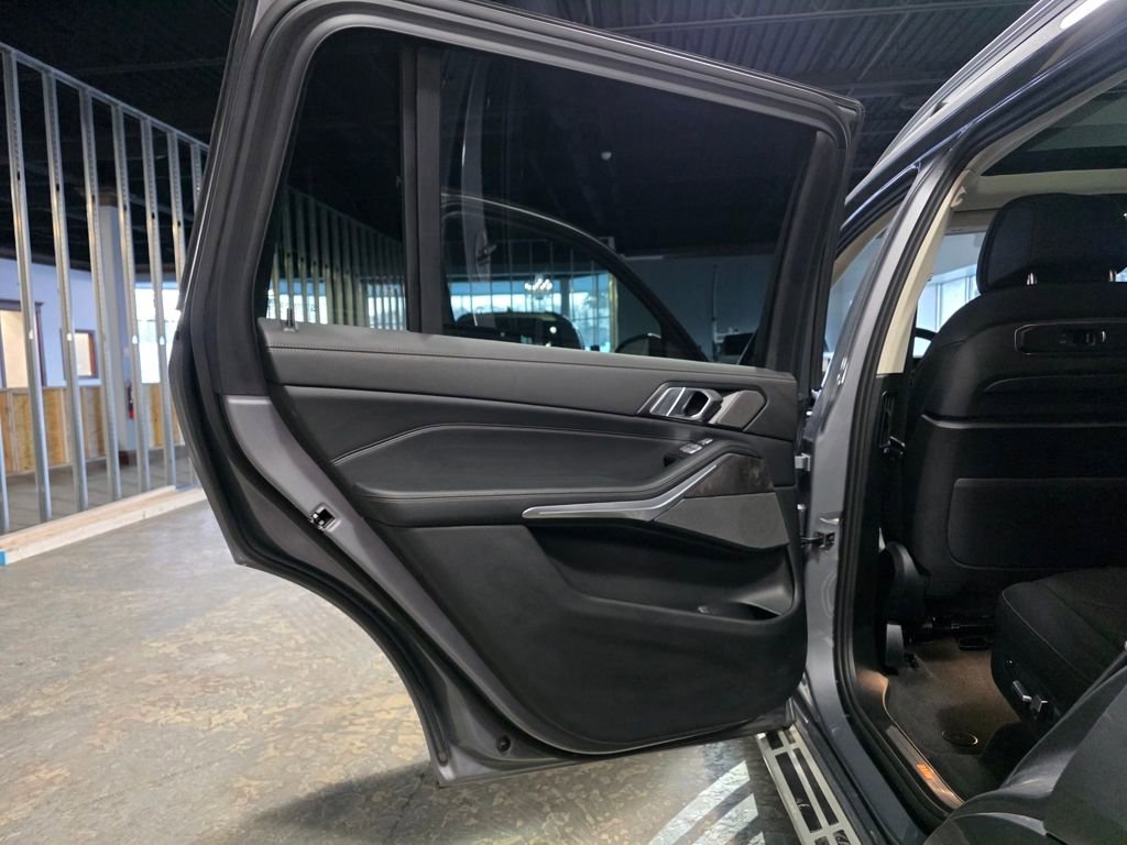 Used 2025 BMW X7 xDrive40i w/ Premium Package image 21