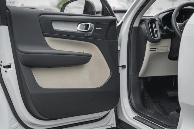 Certified 2024 Volvo XC40 B5 Ultimate w/ Protection Package Premier image 40