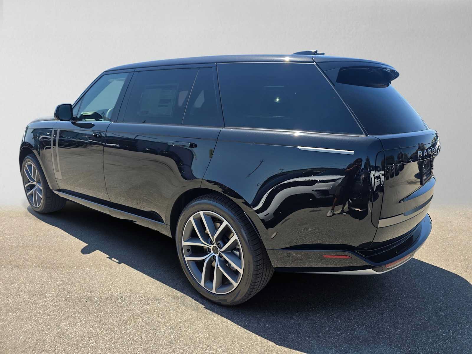 New 2026 Land Rover Range Rover Long Wheelbase SE AWD/4WD image 3