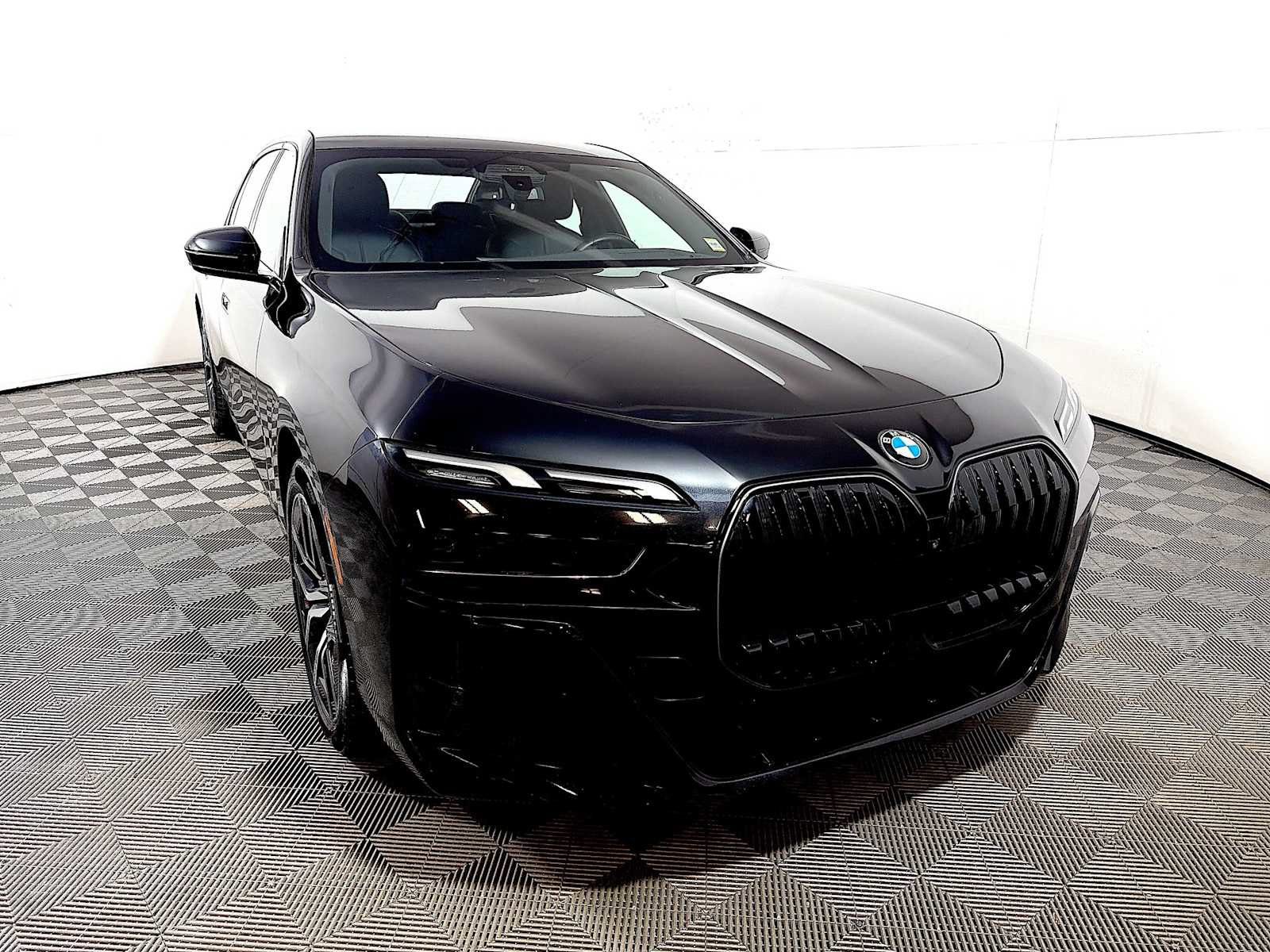 Used 2025 BMW 760i xDrive w/ Executive Package AWD/4WD image 2