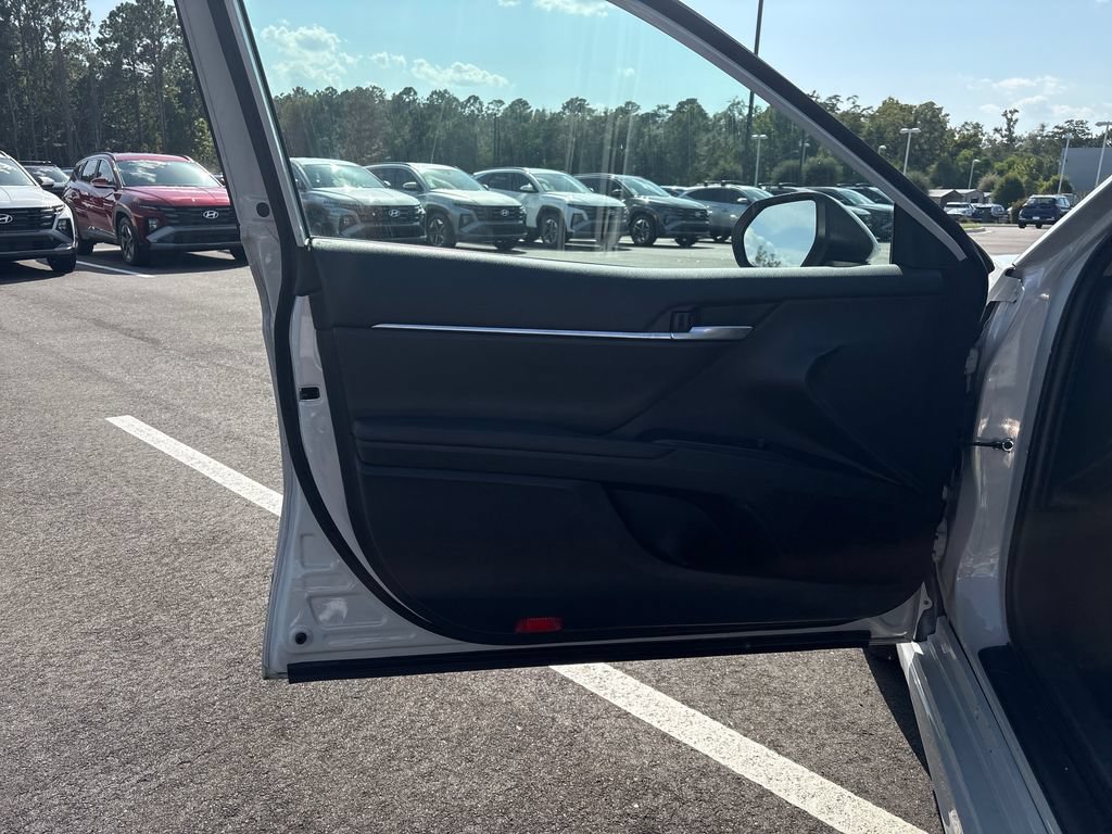Used 2024 Toyota Camry SE FWD image 3