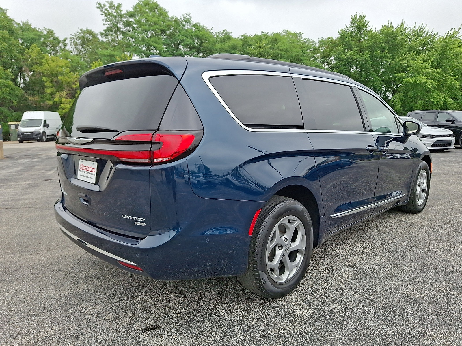 Certified 2022 Chrysler Pacifica Limited w/ Uconnect Theater Family Group AWD/4WD image 12
