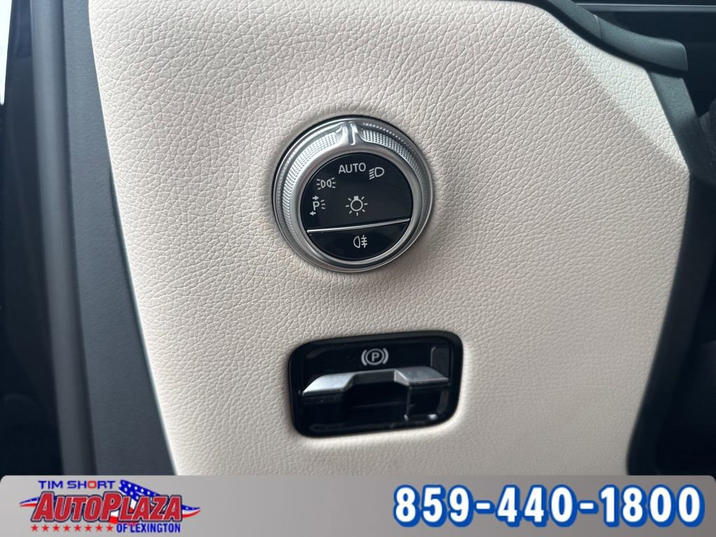Used 2024 Mercedes-Benz GLC 300 4MATIC image 12